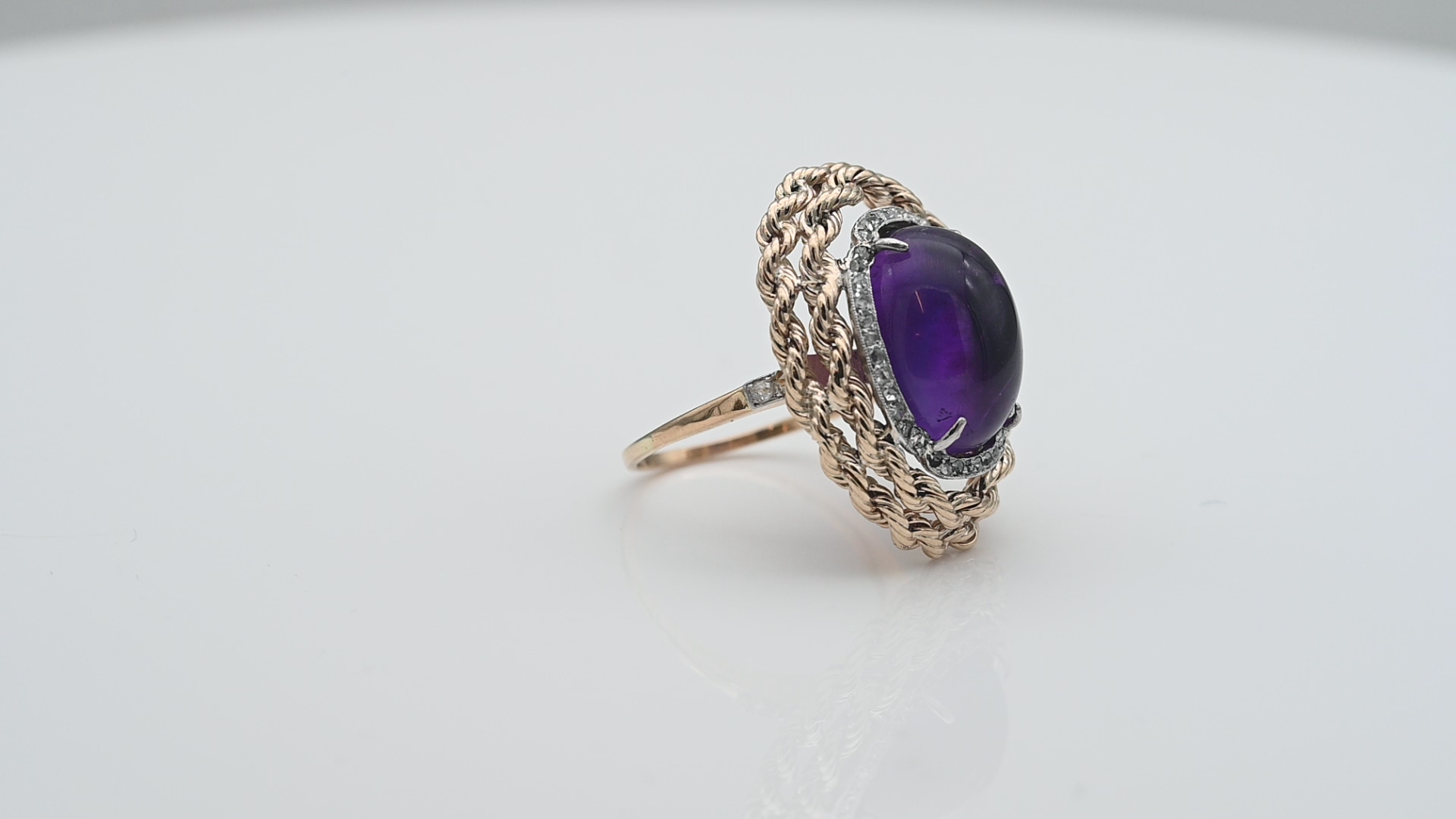 טבעת וינטג' משובצת אמטיסט בחיתוך קבושון ויהלומים בחיתוך ישן - מק"ט 60846, זהב 14K