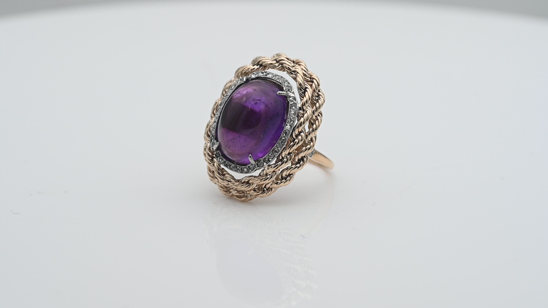 טבעת וינטג' משובצת אמטיסט בחיתוך קבושון ויהלומים בחיתוך ישן - מק"ט 60846, זהב 14K