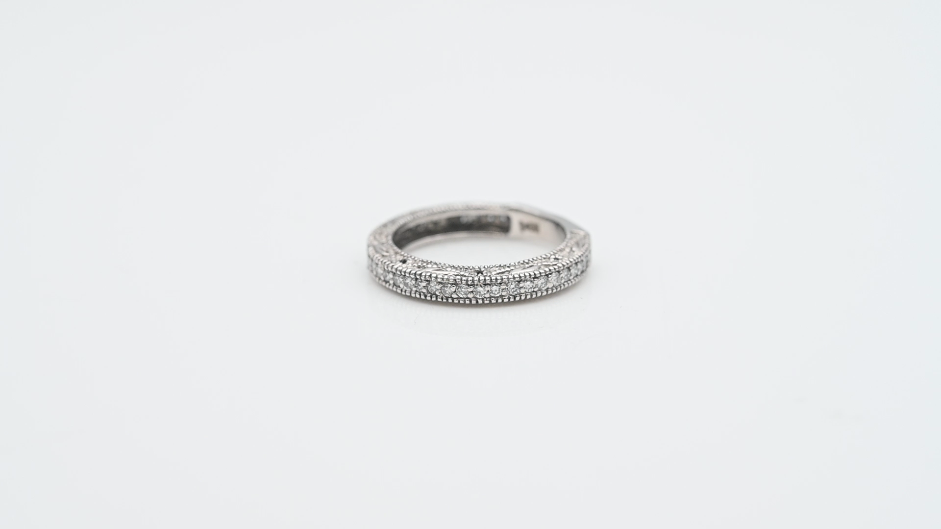 טבעת וינטאג עם פיתוחים בצדדים, איטרנטי משובצת יהלומים - מק"ט 60903, זהב 14K