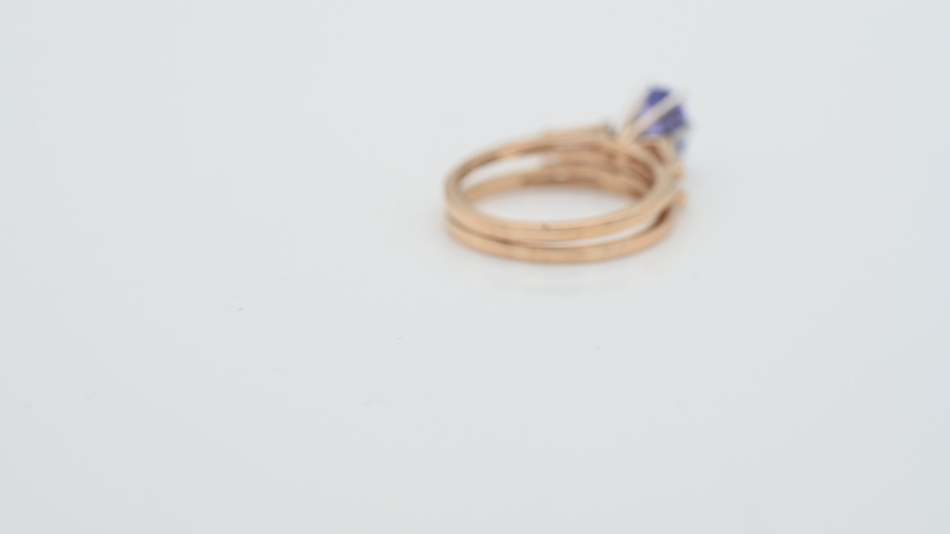 זוג טבעות משתלבות משובצות טנזנייט ויהלומים בחיתוך באגט - מק"ט 60992, זהב 14K