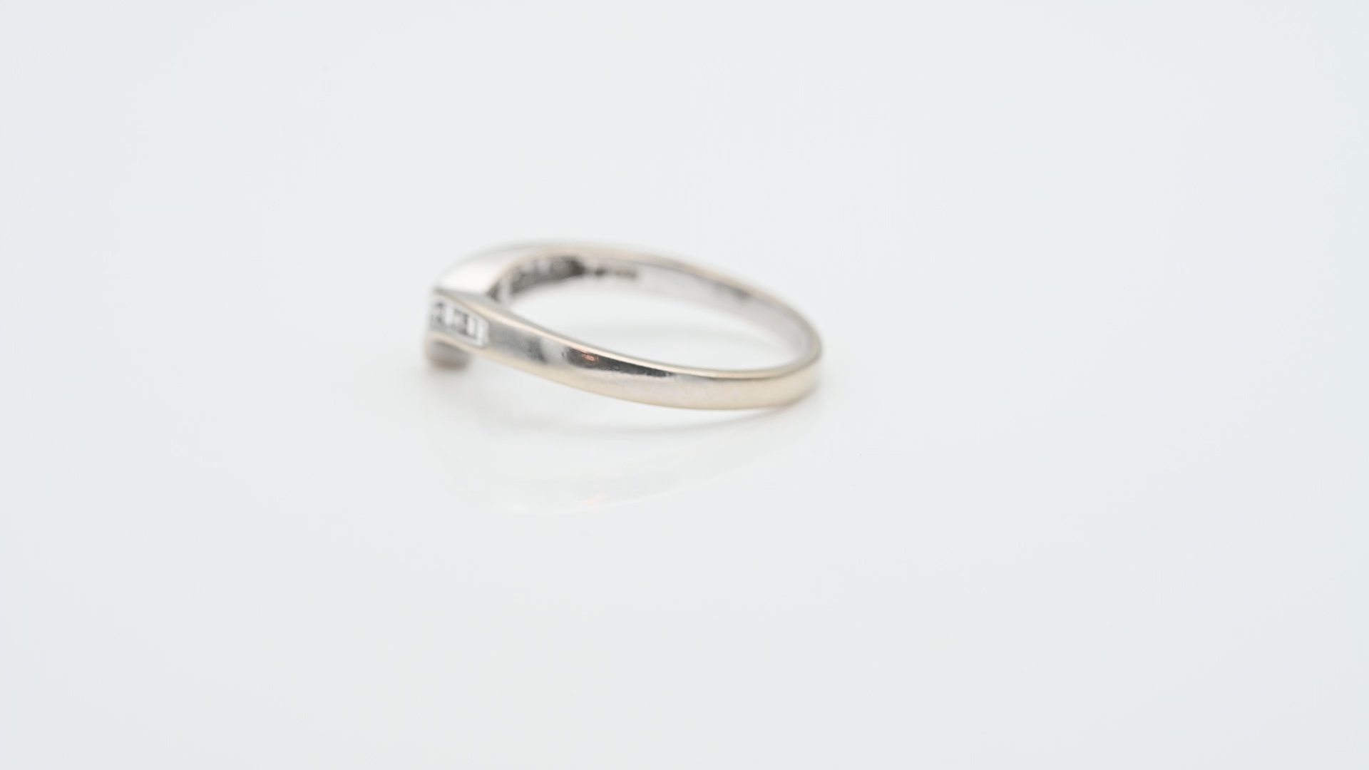 טבעת V משובצת יהלומים בחיתוך בגט ועגול - מק"ט 61066, זהב 10K