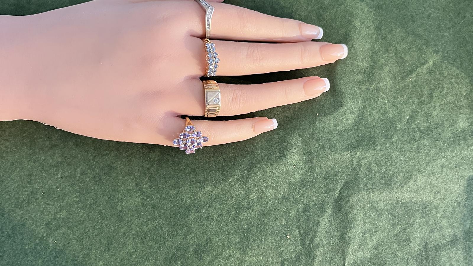 טבעת V משובצת יהלומים בחיתוך בגט ועגול - מק"ט 61066, זהב 10K