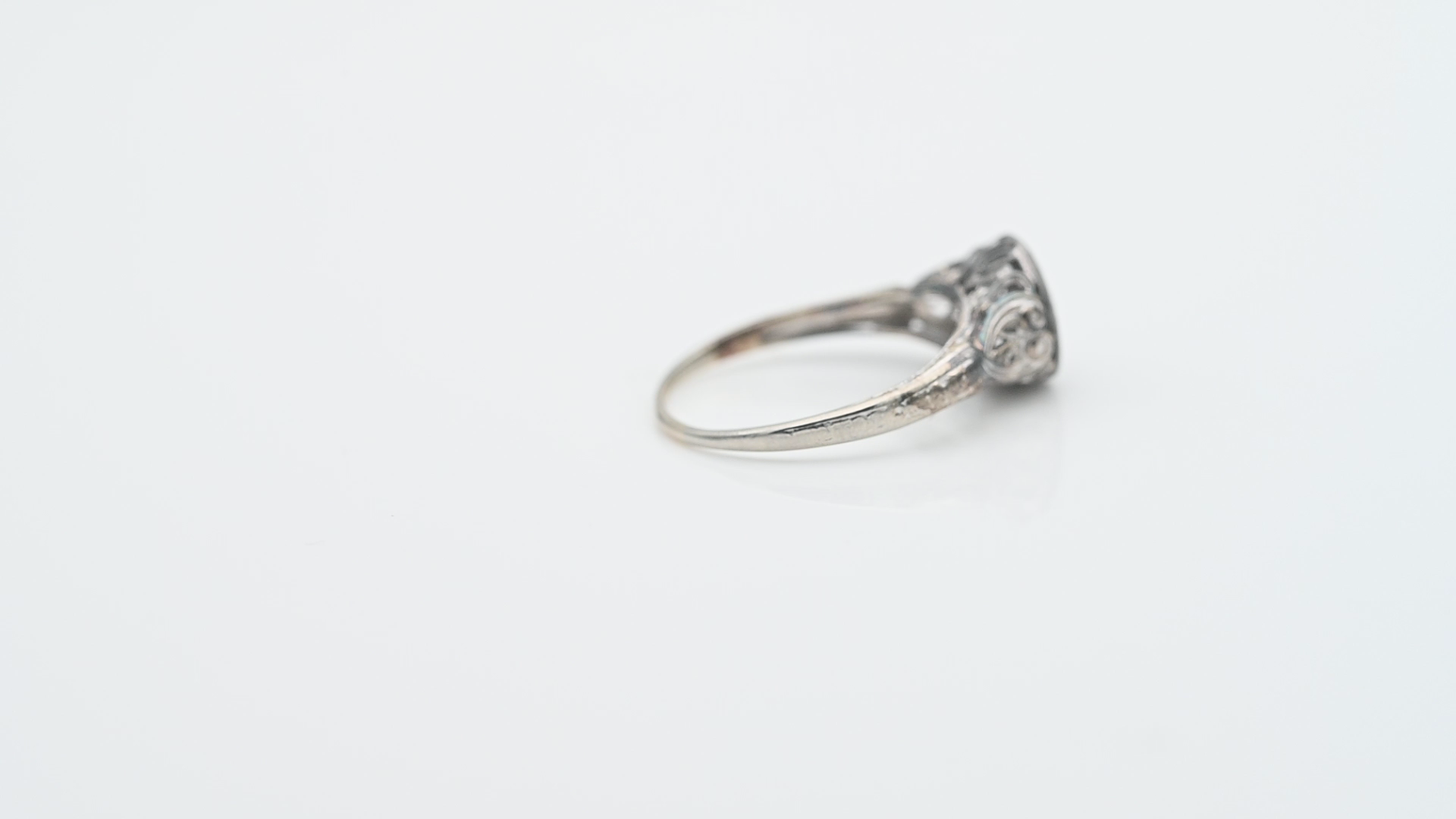 טבעת וינטג' משובצת יהלום במשקל 0.15 קראט - מק"ט 61122, זהב 14K