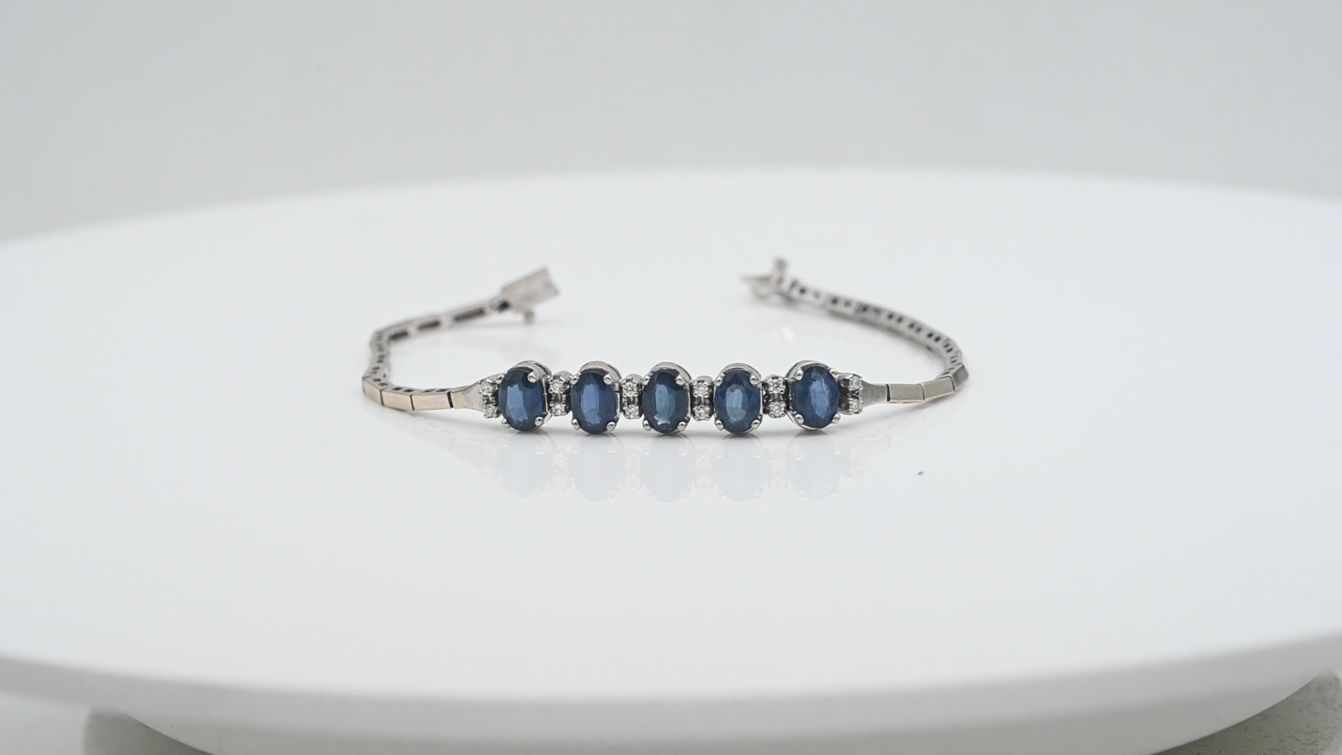 צמיד וינטג' עדין, משובץ אבני ספיר בחיתוך אובלי ויהלומים, ברוחב 7.75 מ"מ - מק"ט 61134, זהב 14K