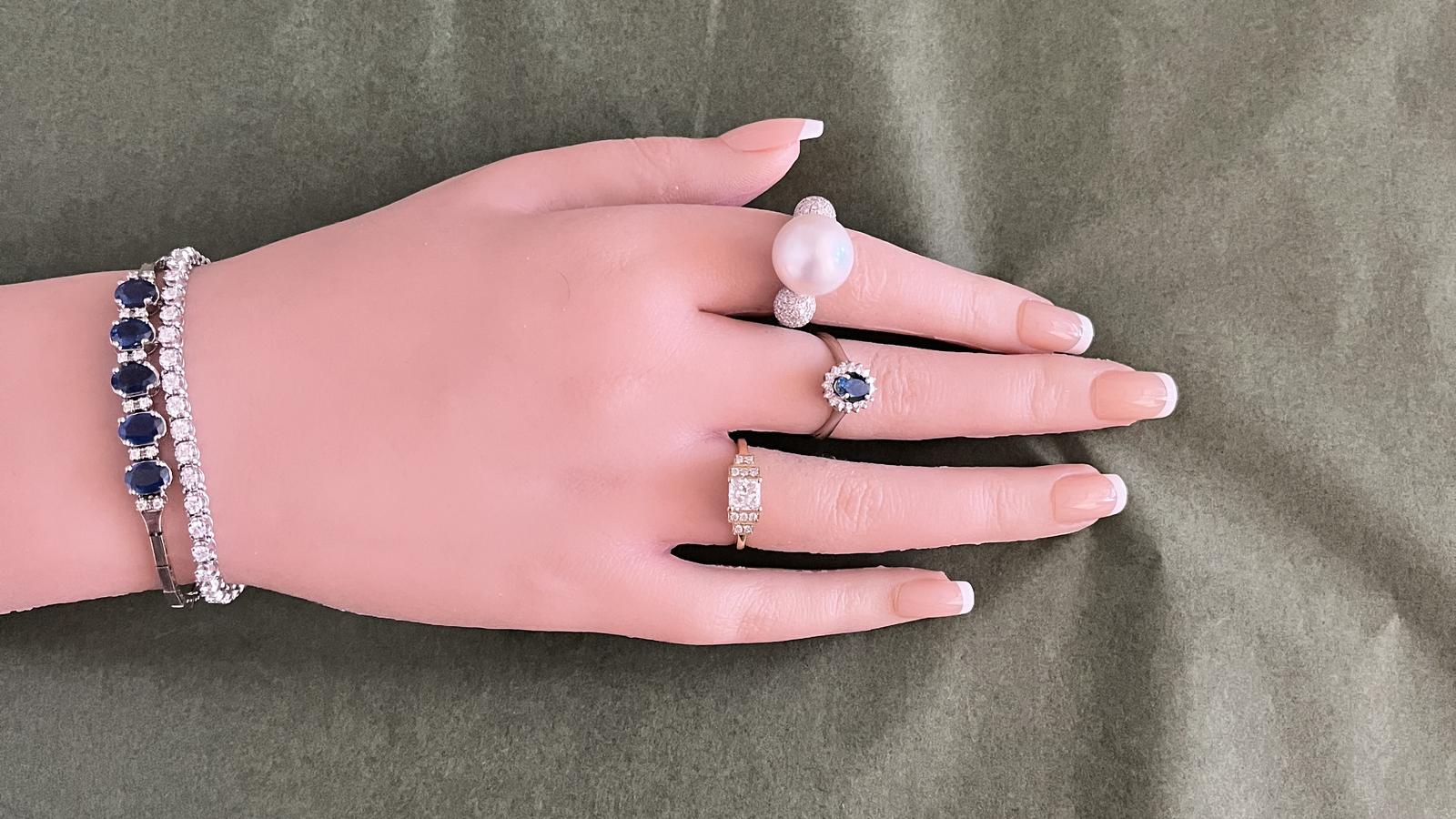 טבעת וינטג' משובצת פנינה בקוטר 1.5 ס"מ ומוטיבי כדורים בצדדים משובצים יהלומים - מק"ט 61142, זהב 18K