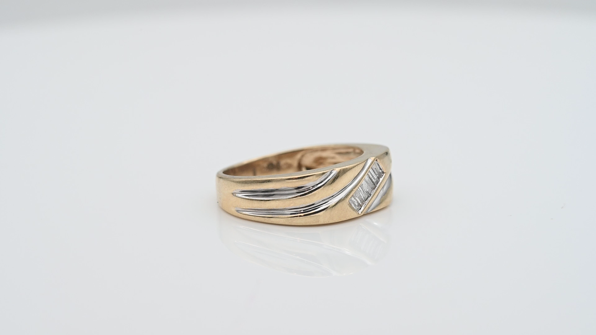 טבעת וינטאג רחבה משובצת יהלומים בחיתוך באגט, מידה גדולה - מק"ט 61182, זהב 10K