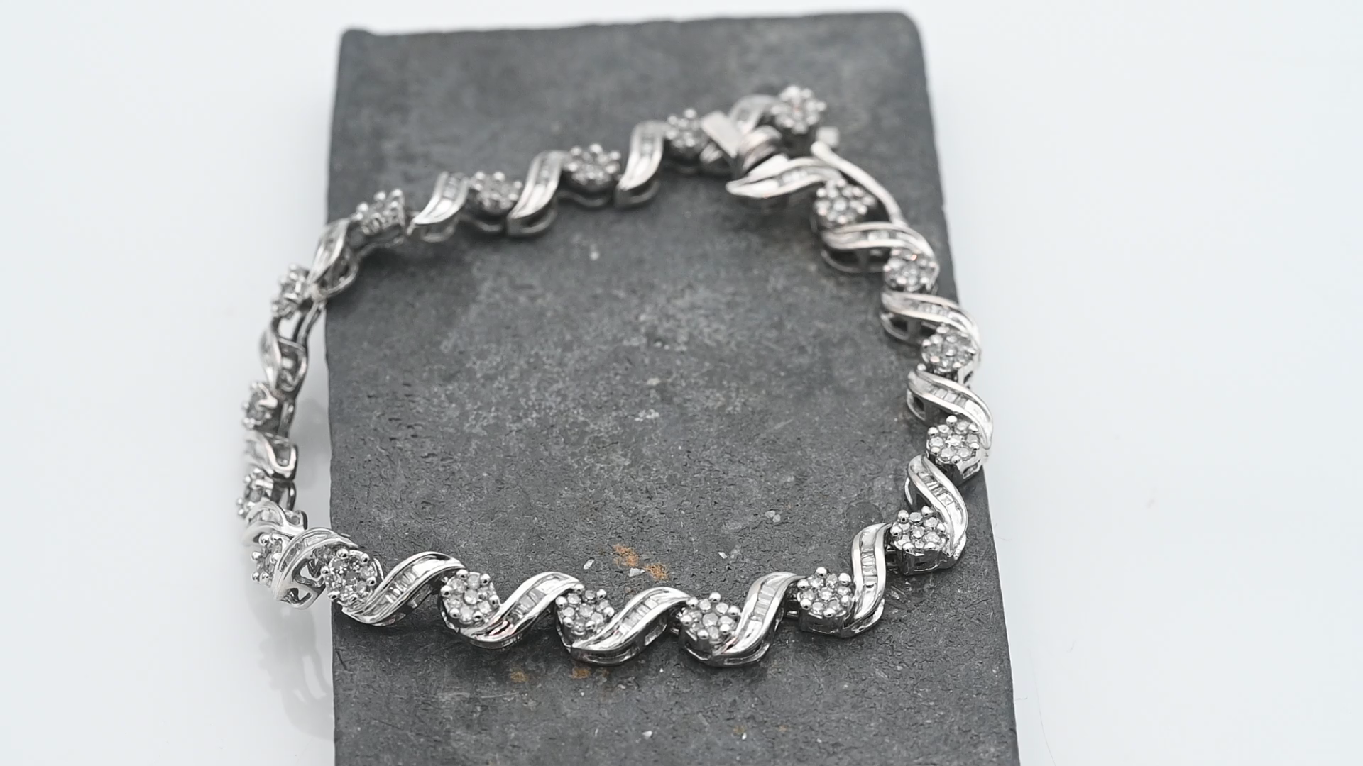 צמיד זהב ויהלומים בחיתוך באגט ועגול מספר 7165