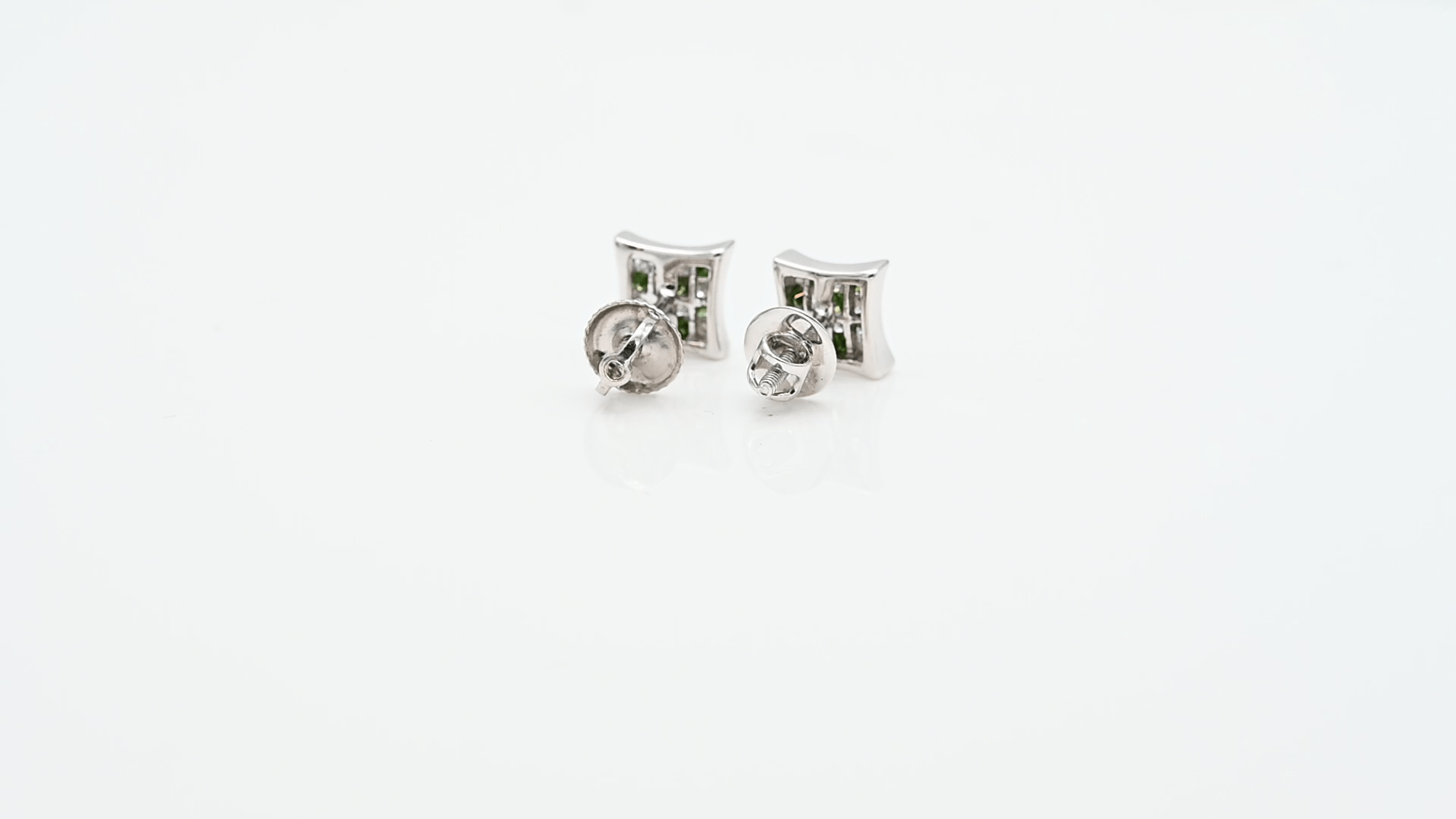 עגילים צמודים מרובעים עם יהלומים לבנים וירוקים צבועים - מקט 8277