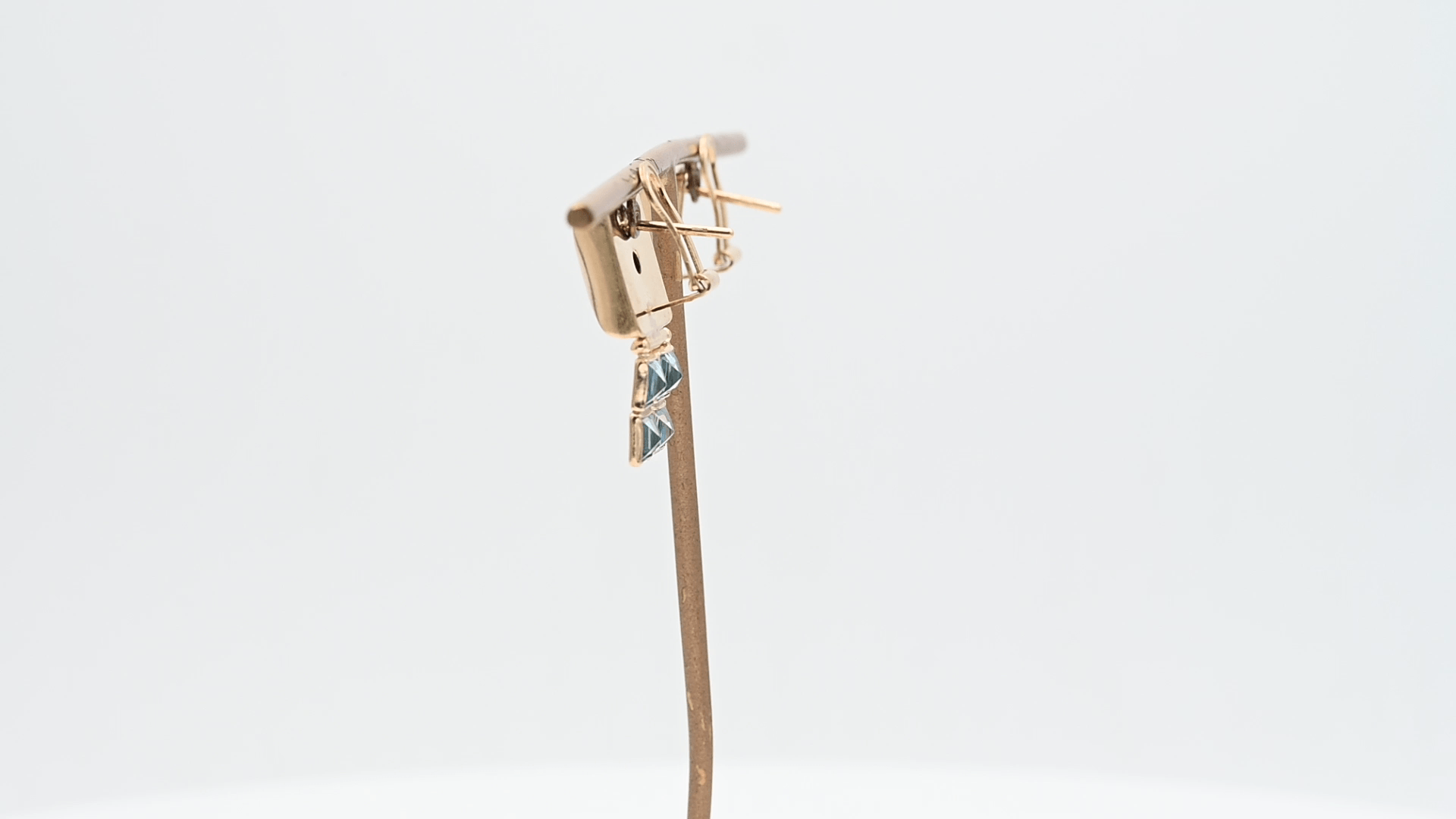 עגילי זהב בשיבוץ בלו טופז - מקט 11518