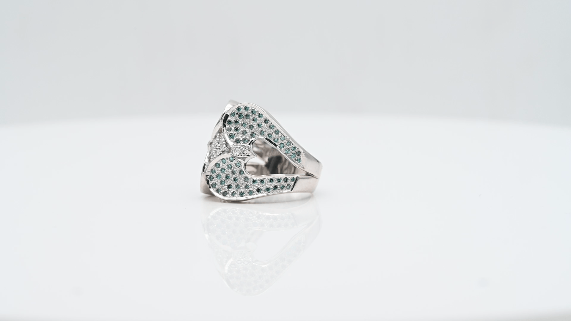 טבעת וינטאג רחבה משובצת יהלומים כחולים (טבעיים, צבועים בכחול) ולבנים, זהב 18K - מק"ט 12200