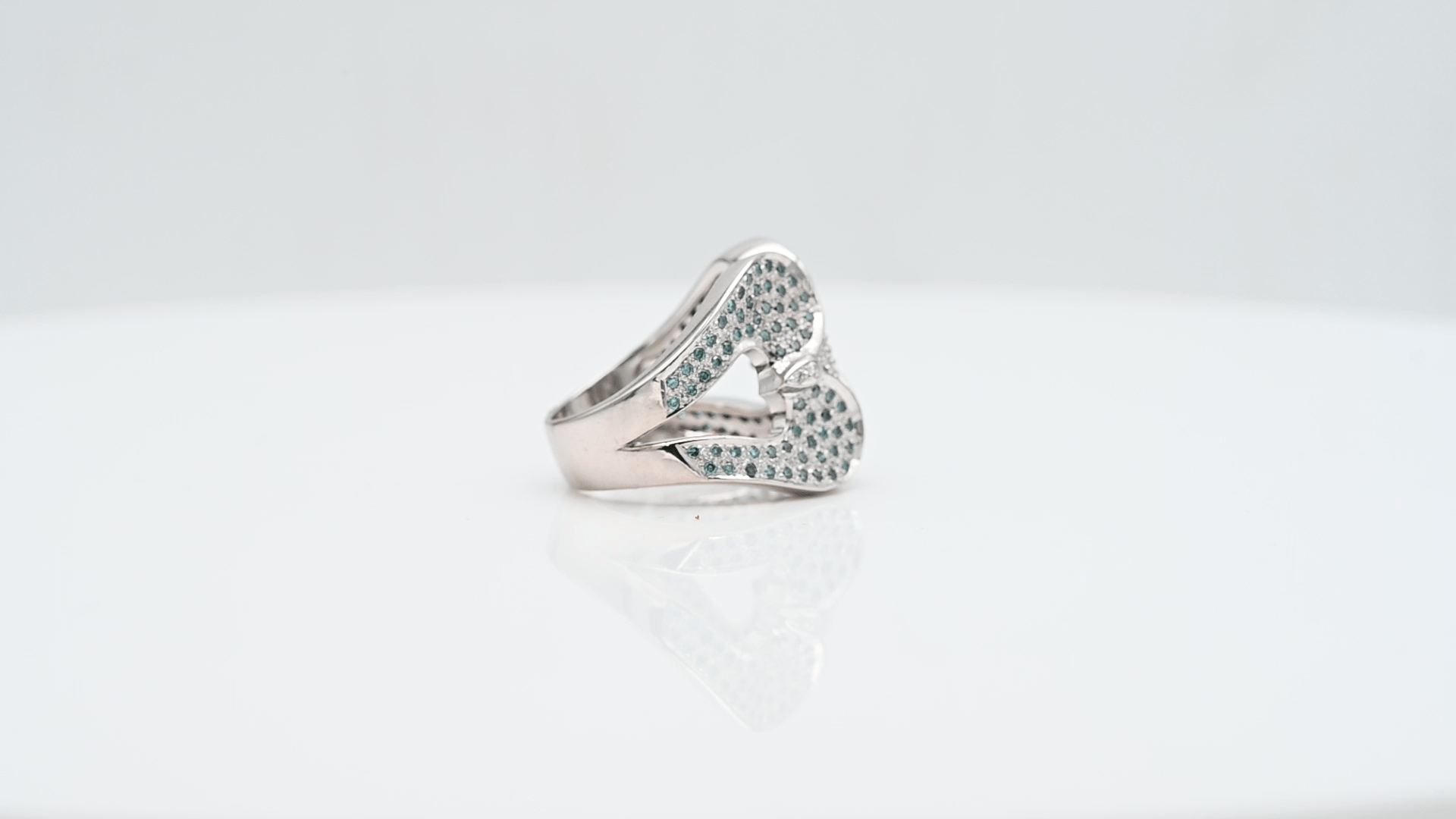 טבעת וינטאג רחבה משובצת יהלומים כחולים (טבעיים, צבועים בכחול) ולבנים, זהב 18K - מק"ט 12200