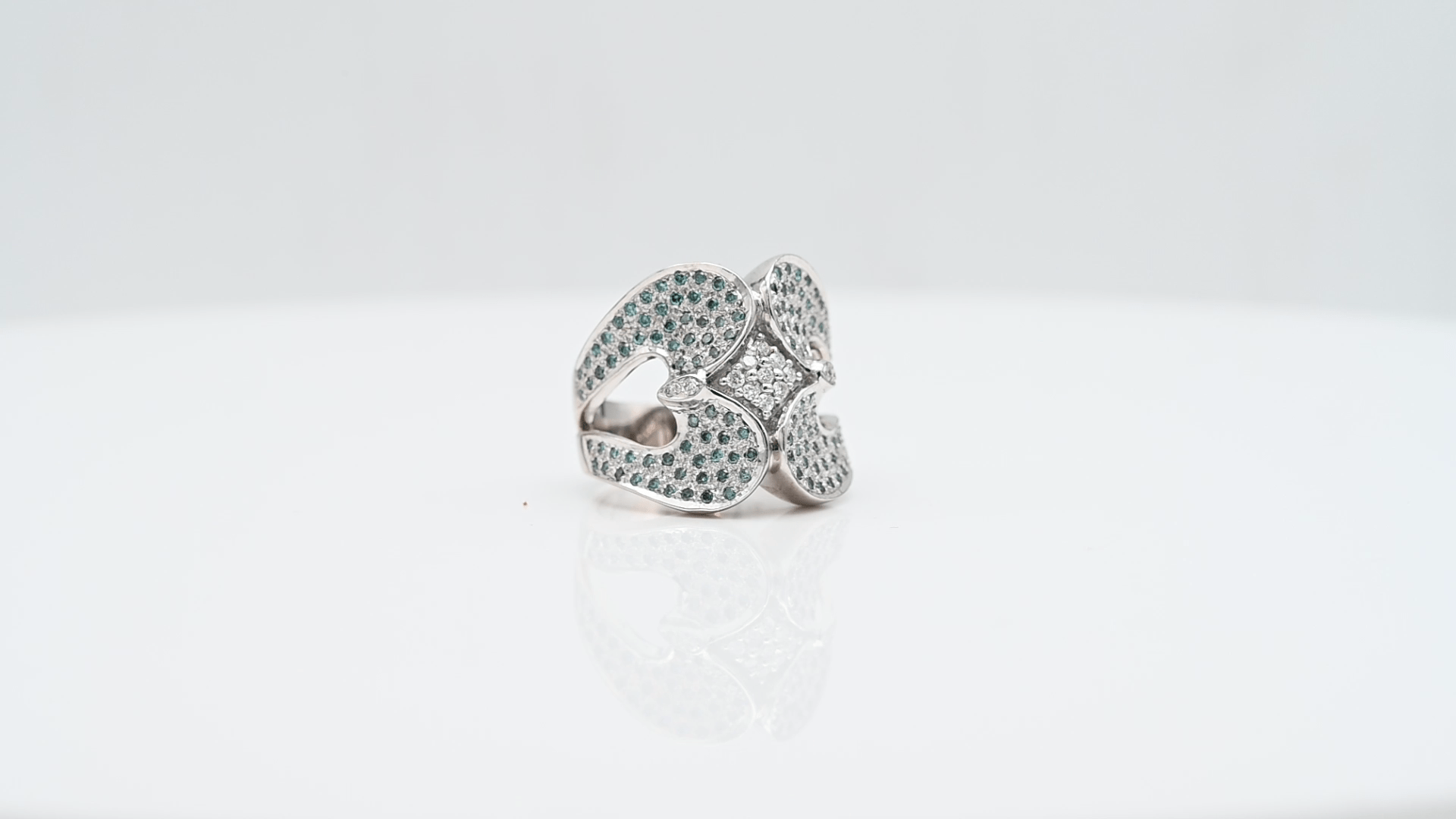 טבעת וינטאג רחבה משובצת יהלומים כחולים (טבעיים, צבועים בכחול) ולבנים, זהב 18K - מק"ט 12200