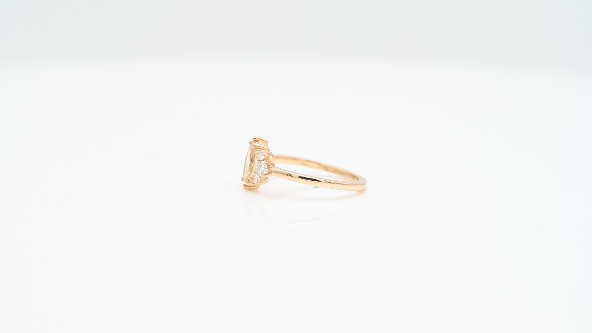 טבעת מעוצבת משובצת יהלום מרכזי בחיתוך מרקיזה במשקל 0.72 קראט GIA15589290 + יהלומים בצדדים במשקל 0.20 קארט, זהב 18K - מק"ט 12310