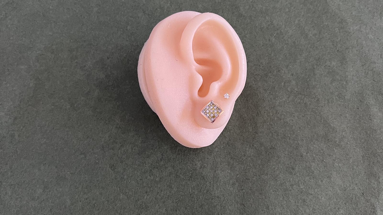 עגילים צמודים עם יהלומים לבנים וצהובים צבועים בשיבוץ בלתי נראה - מספר 8274