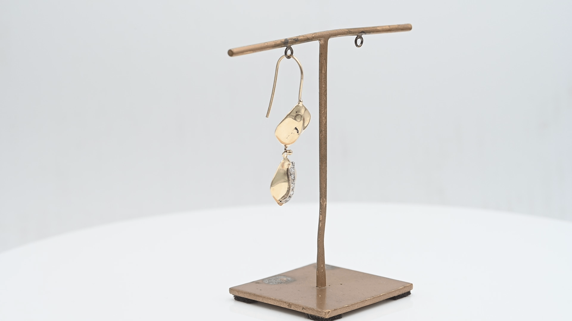 עגיל וינטאג בודד תלוי משובץ יהלומים, זהב 14K - מק"ט 12721