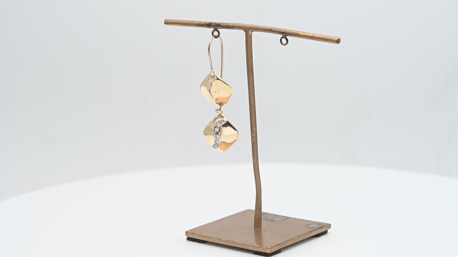 עגיל וינטאג בודד תלוי משובץ יהלומים, זהב 14K - מק"ט 12721