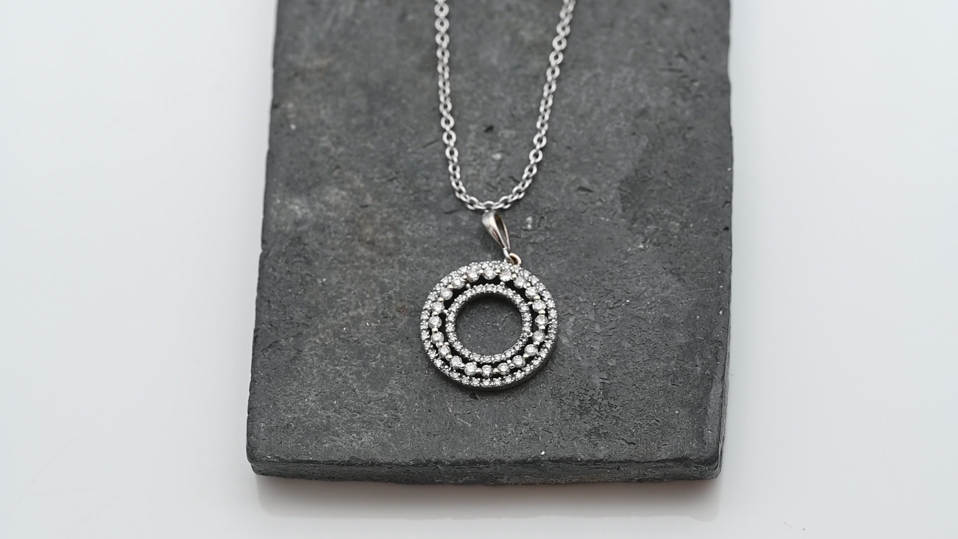 תליון עיגול בקוטר 1.5 ס"מ משובץ יהלומים, ללא שרשרת, זהב 14K - מק"ט 13197