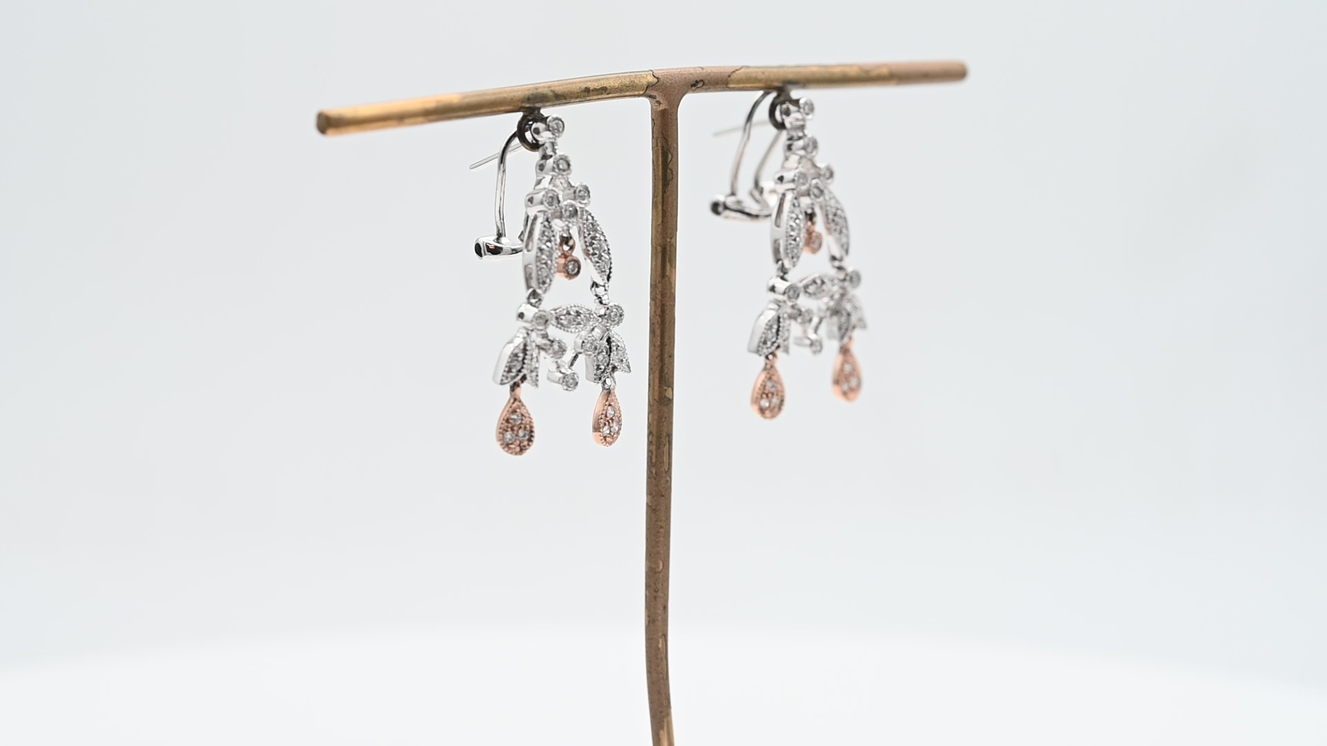 עגילי שנדליר תלויים משובצים יהלומים - מק"ט 13508, זהב 14K