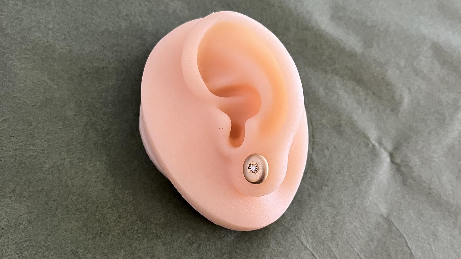 עגיל בודד, זהב מאט בקוטר 9 מ"מ, משובץ יהלום  - מק"ט 13705, זהב 14K