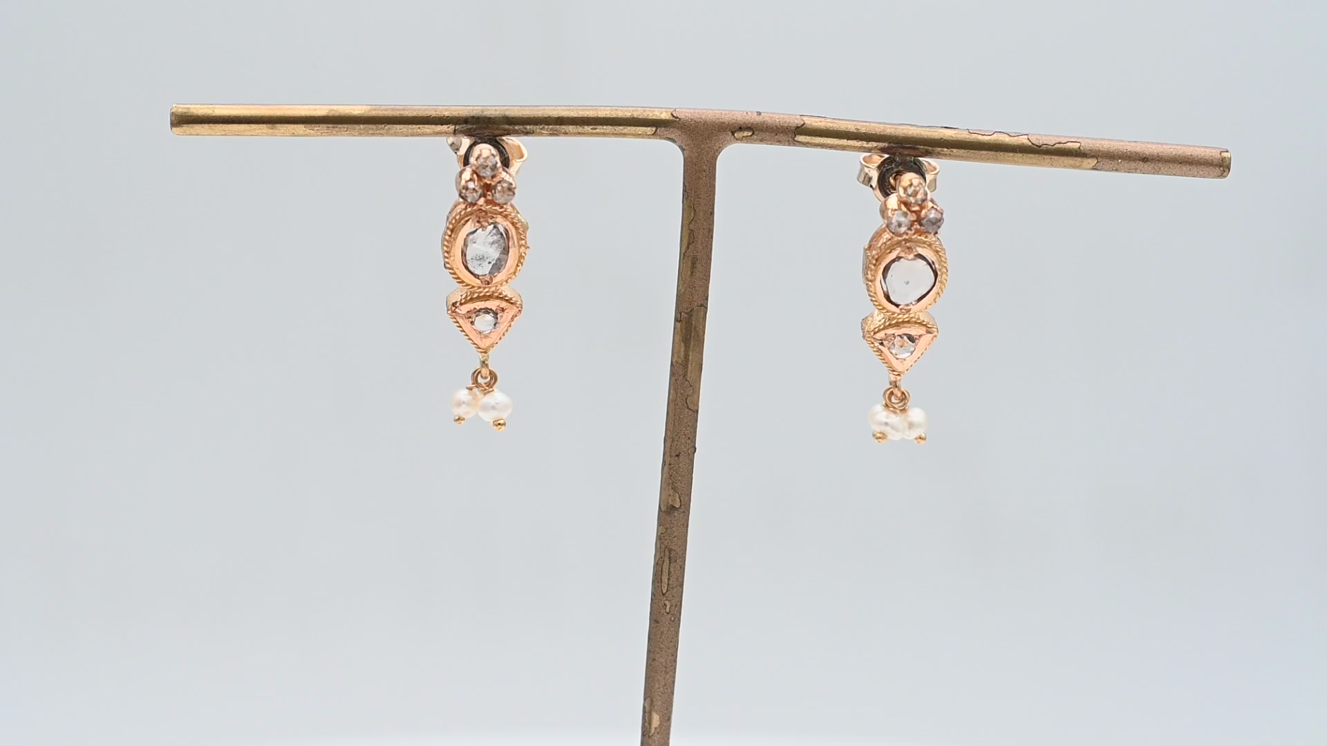 עגילי וינטאג צמודים משובצים יהלומים בחיתוך רוזטות Rose Cut ופנינים - מק"ט 13832, זהב 14+22K