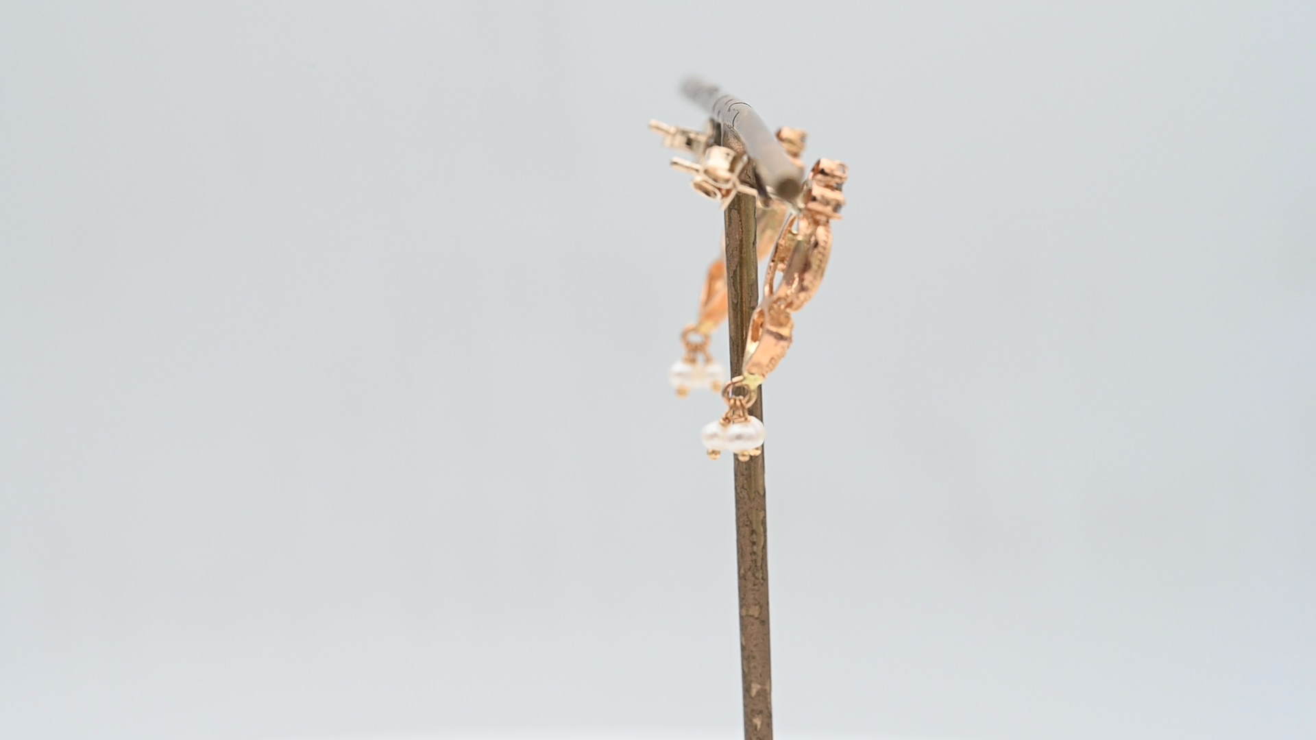 עגילי וינטאג צמודים משובצים יהלומים בחיתוך רוזטות Rose Cut ופנינים - מק"ט 13832, זהב 14+22K