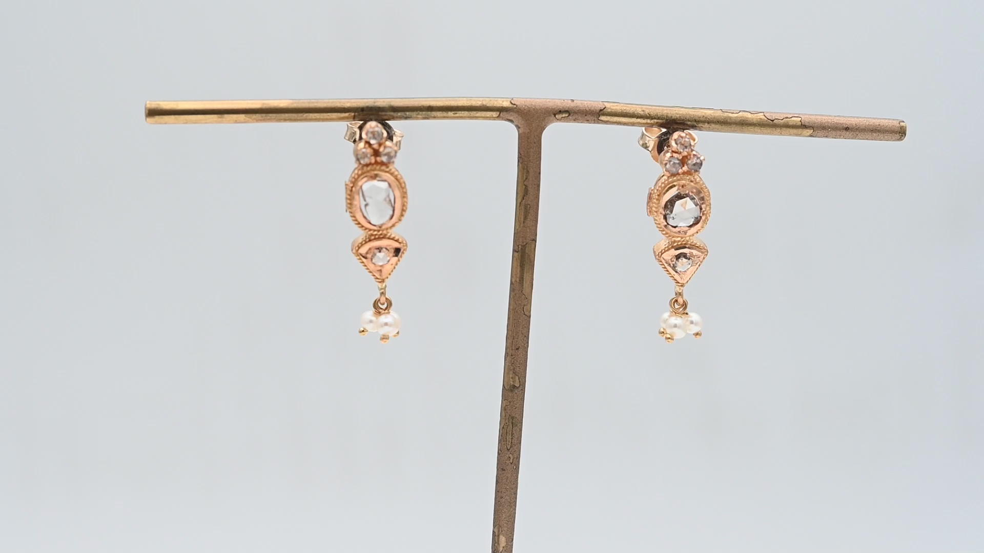 עגילי וינטאג צמודים משובצים יהלומים בחיתוך רוזטות Rose Cut ופנינים - מק"ט 13833, זהב 14+22K