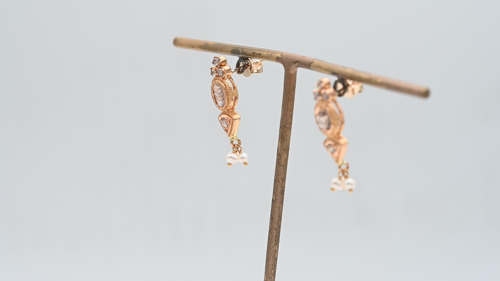 עגילי וינטאג צמודים משובצים יהלומים בחיתוך רוזטות Rose Cut ופנינים - מק"ט 13833, זהב 14+22K