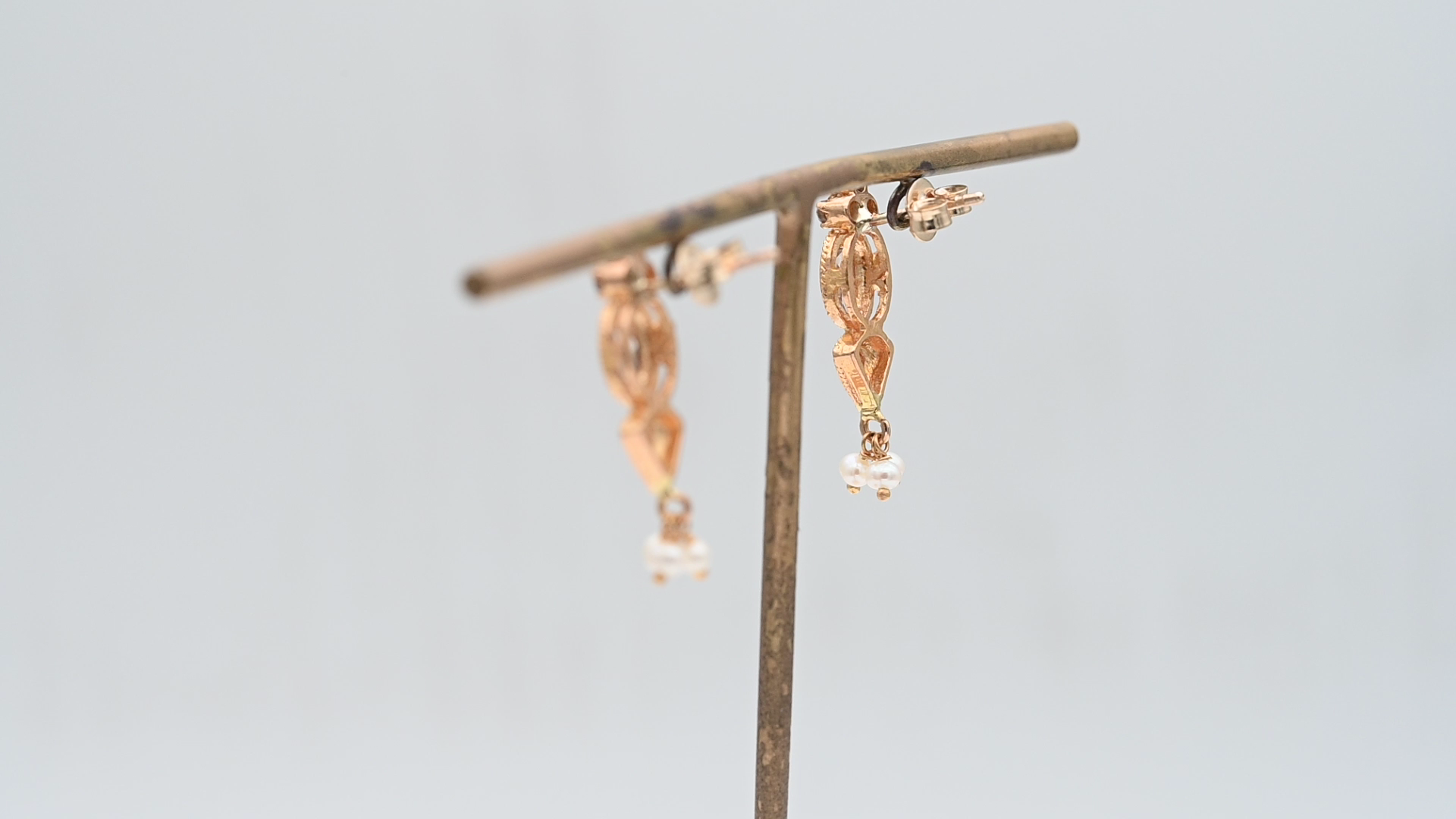 עגילי וינטאג צמודים משובצים יהלומים בחיתוך רוזטות Rose Cut ופנינים - מק"ט 13833, זהב 14+22K