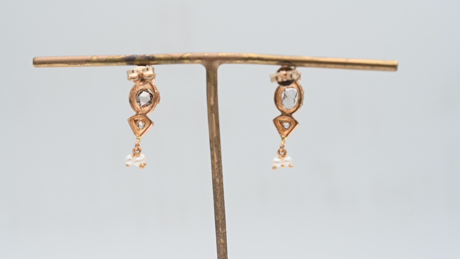 עגילי וינטאג צמודים משובצים יהלומים בחיתוך רוזטות Rose Cut ופנינים - מק"ט 13833, זהב 14+22K