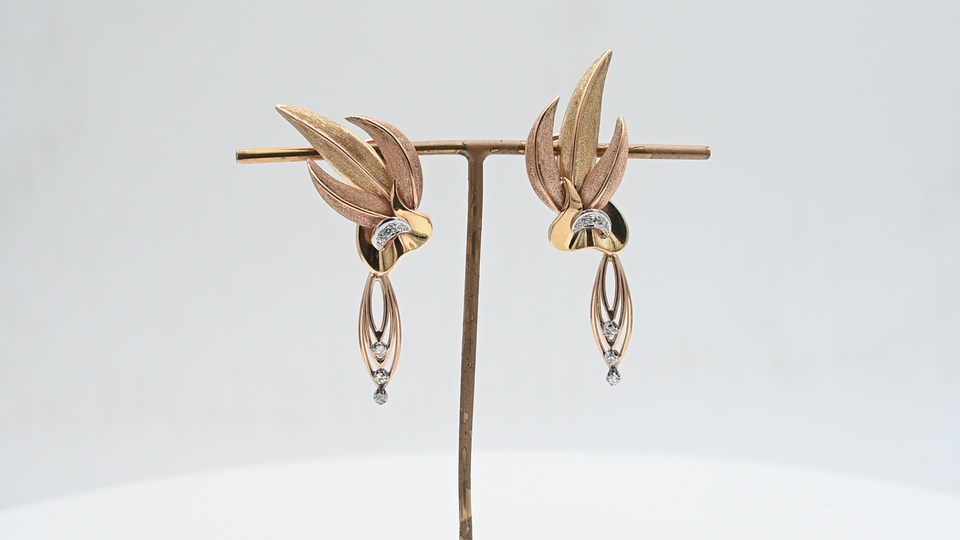 עגילי וינטג' תלויים משובצים יהלומים - מק"ט 13896, זהב 18K