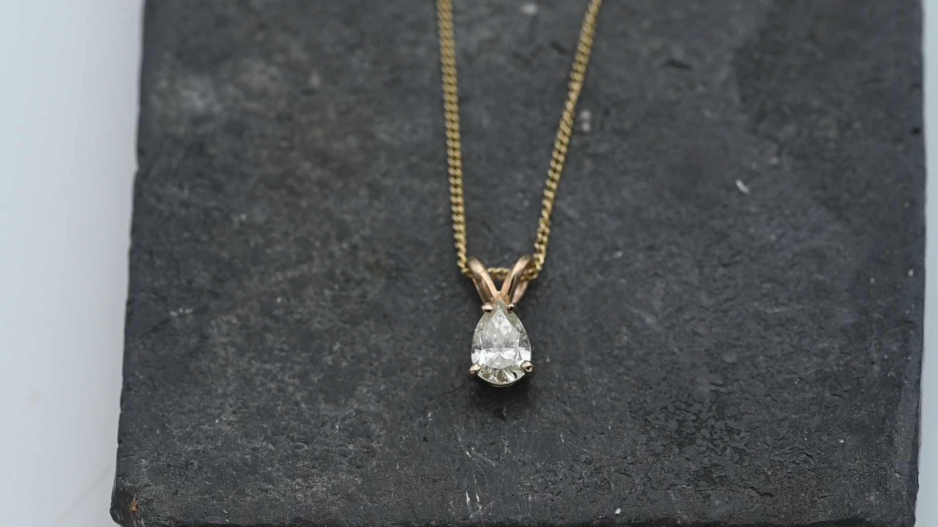 תליון סוליטר משובץ יהלום בחיתוך טיפה, כולל שרשרת - מק"ט 14086, זהב 14K