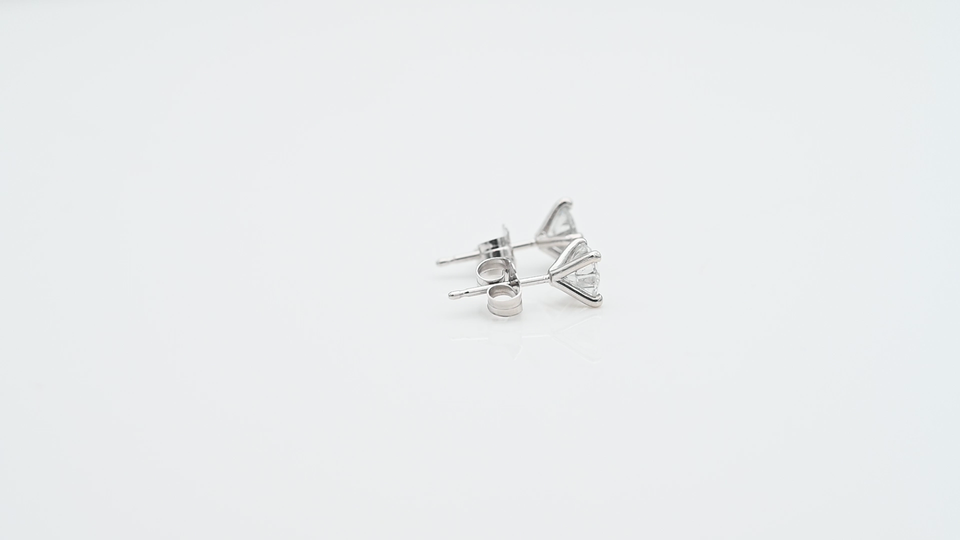 עגילי סוליטר צמודים משובצים יהלומים - מק"ט 14140, זהב 14K