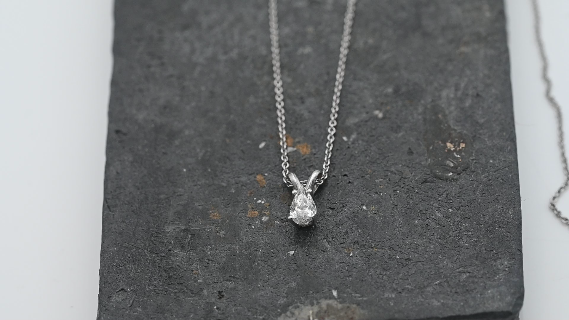 תליון סוליטר משובץ יהלום בחיתוך טיפה, כולל שרשרת - מק"ט 14258, זהב 14K