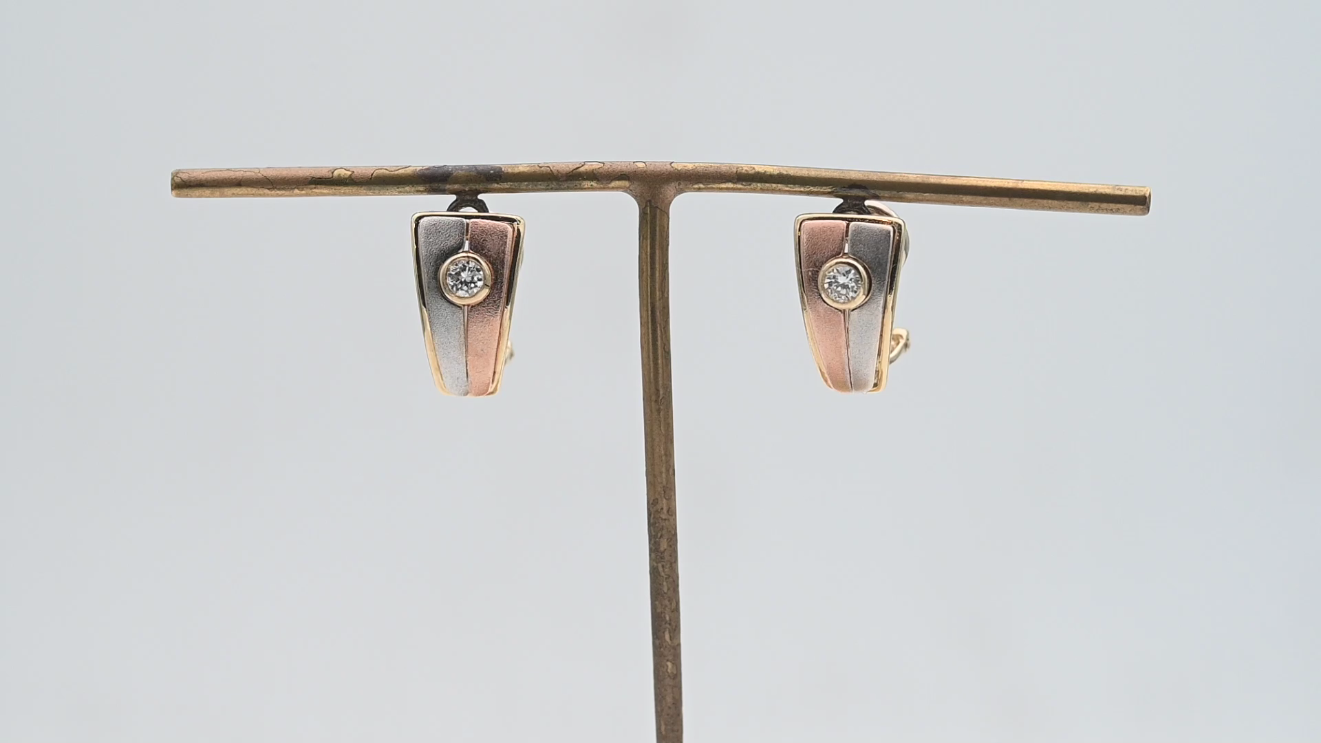 עגילי וינטג' צמודים משובצים יהלום - מק"ט 14342, זהב 14K