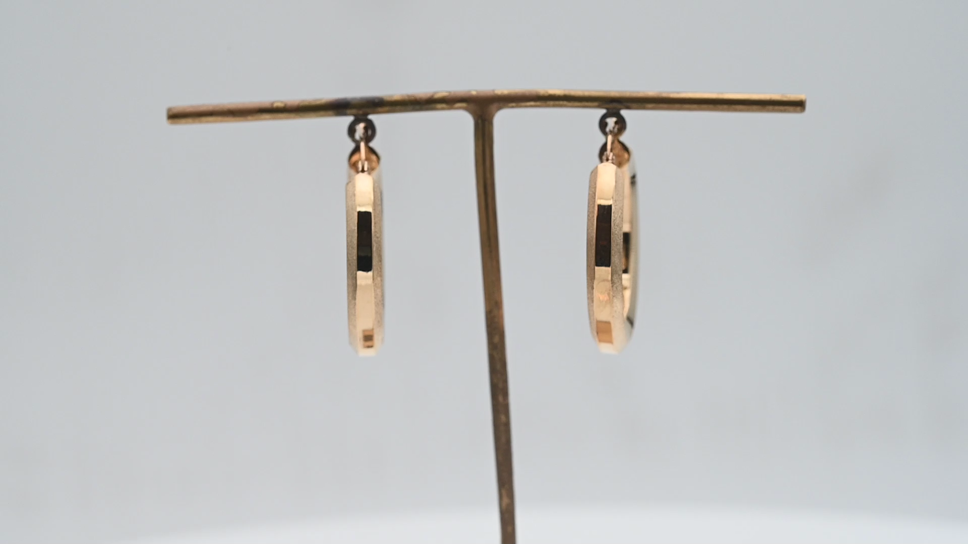 עגילי חישוק איטלקיים בקוטר 2.6 ס"מ, פרופיל מרובע, שילוב של מאט ומבריק - מק"ט 14432, זהב 14K