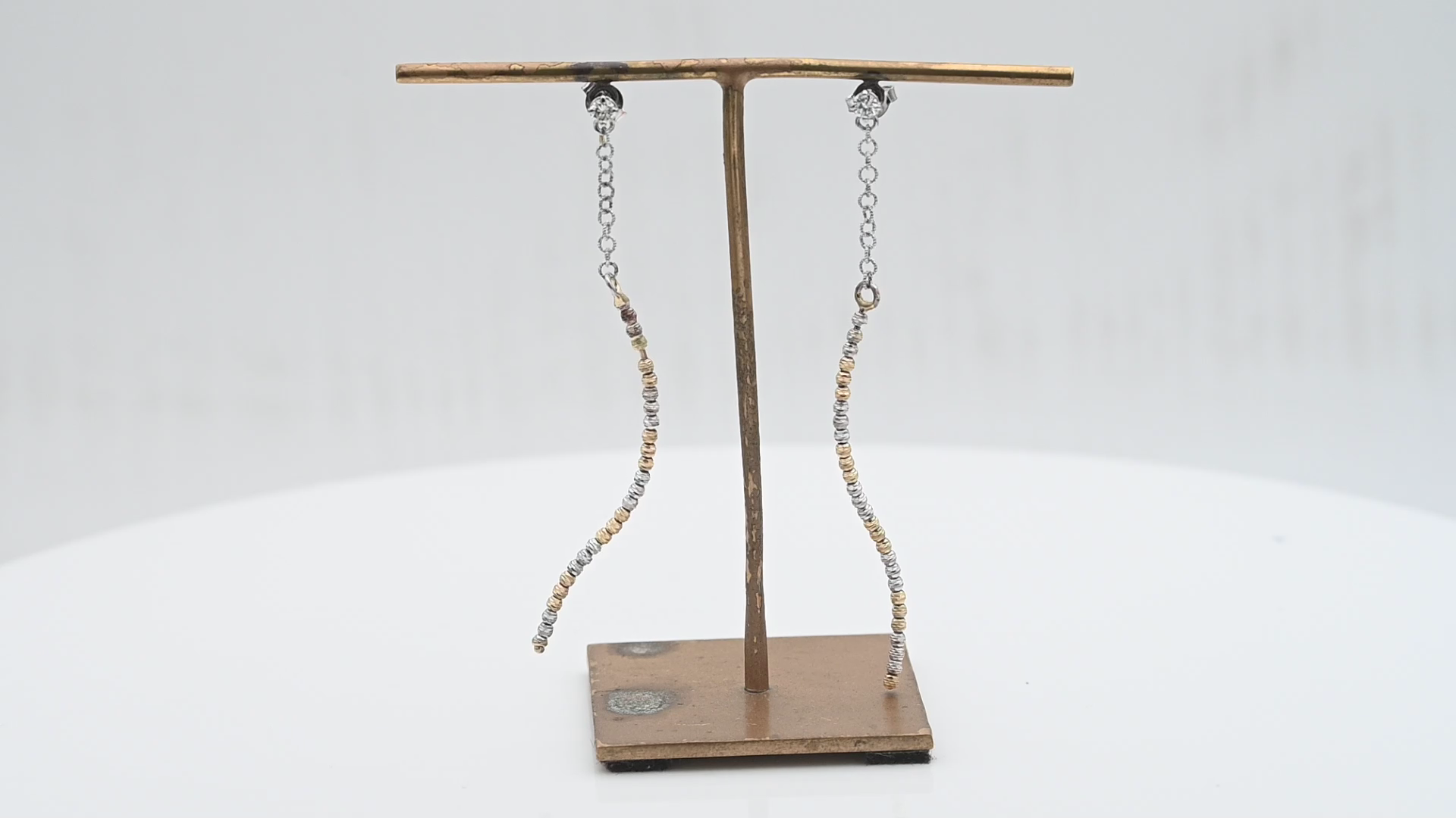 עגילי זהב צמודים משובצים יהלום ממנו תלויים כדורי זהב בחיתוך לייזר  - מק"ט 14641, זהב 14K