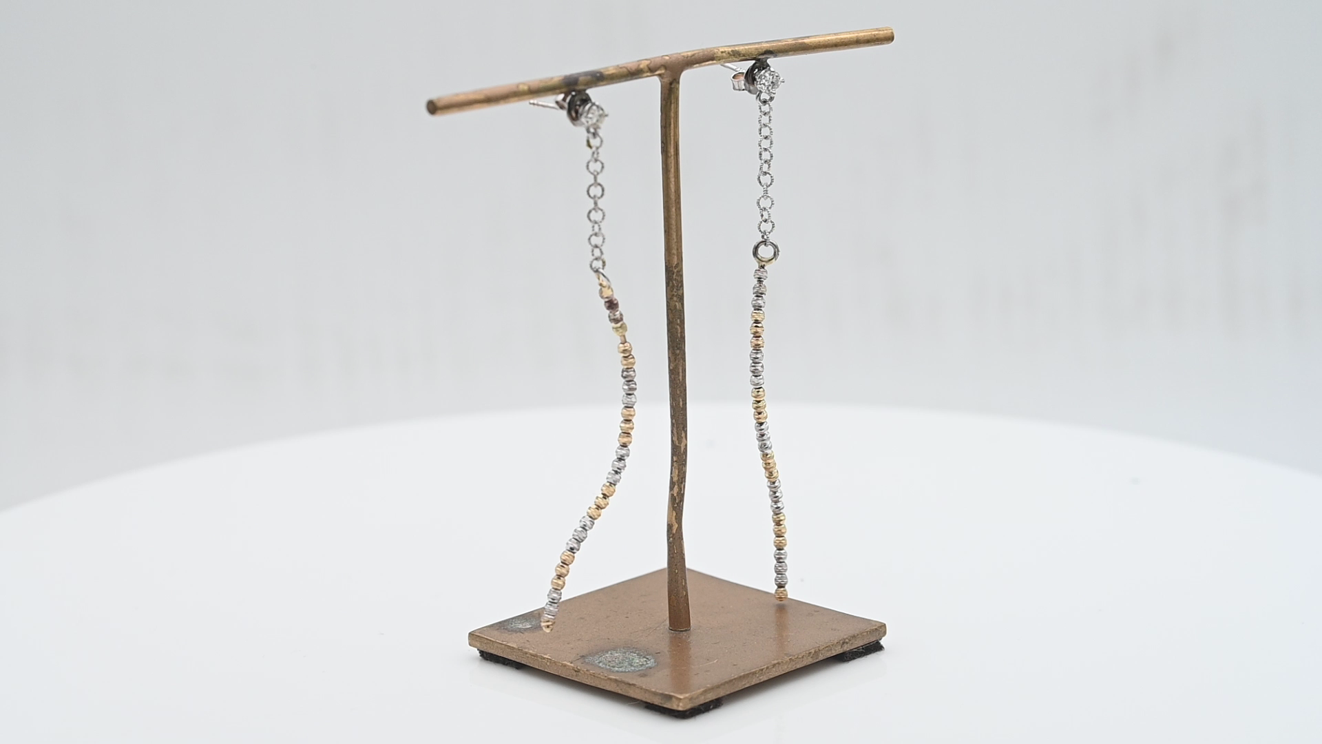 עגילי זהב צמודים משובצים יהלום ממנו תלויים כדורי זהב בחיתוך לייזר  - מק"ט 14641, זהב 14K