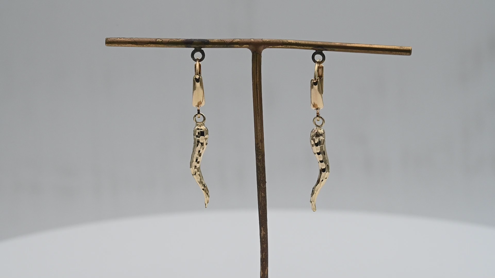 עגילי צ'ילי תלויים ורקועים  - מק"ט 14676, זהב 14K