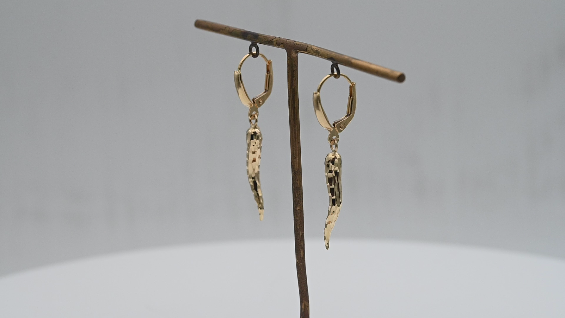 עגילי צ'ילי תלויים ורקועים  - מק"ט 14676, זהב 14K