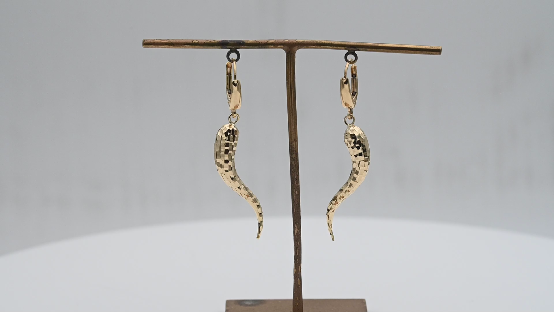 עגילי צ'ילי תלויים ורקועים  - מק"ט 14705, זהב 14K