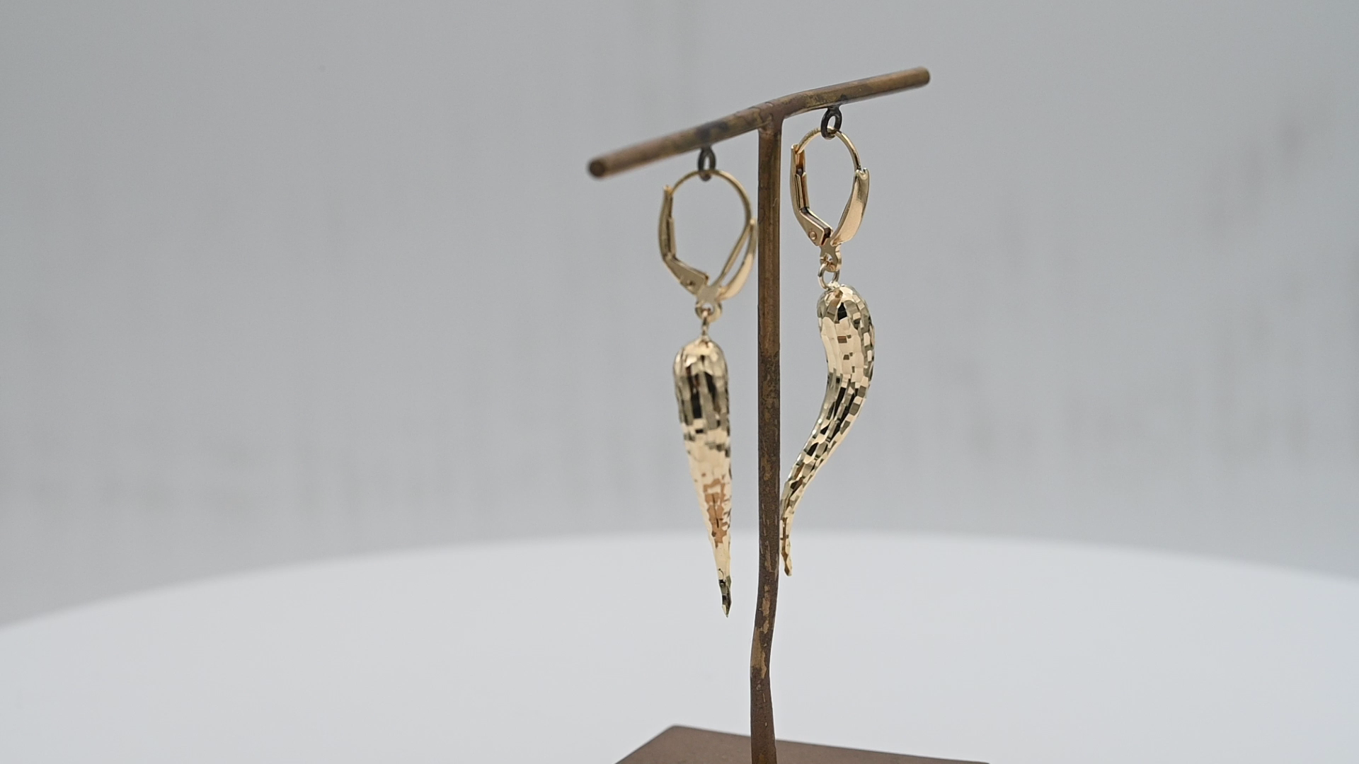 עגילי צ'ילי תלויים ורקועים  - מק"ט 14705, זהב 14K