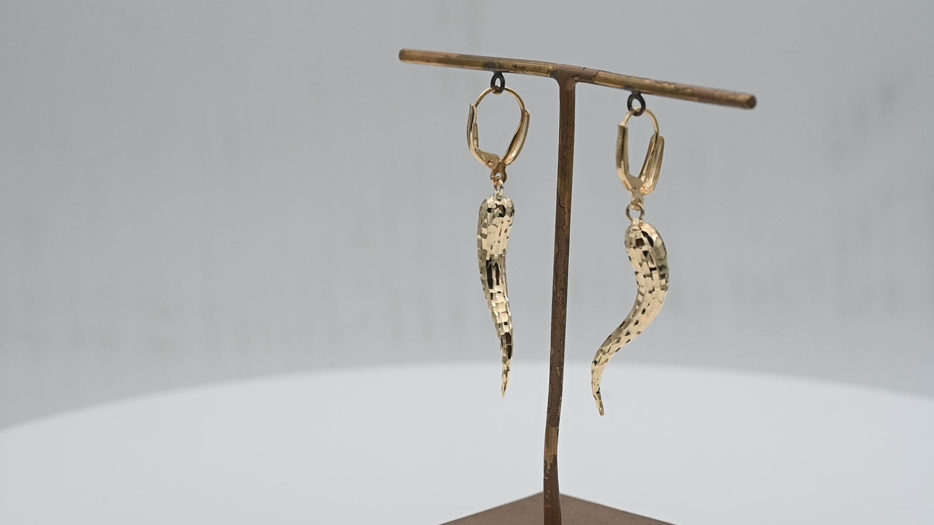 עגילי צ'ילי תלויים ורקועים  - מק"ט 14705, זהב 14K