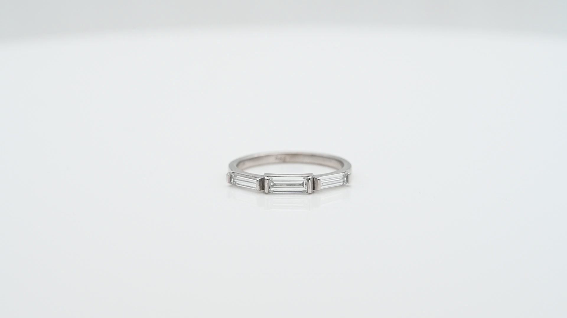 טבעת משובצת שלושה יהלומים בחיתוך באגט - מק"ט 14730, זהב 14K