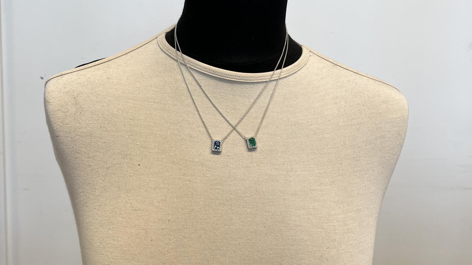 תליון סוליטר משובץ אמרלד במשקל 1.03 קארט ויהלומים, כולל שרשרת עם אורך מתכוונן - מק"ט 14778, זהב 18K