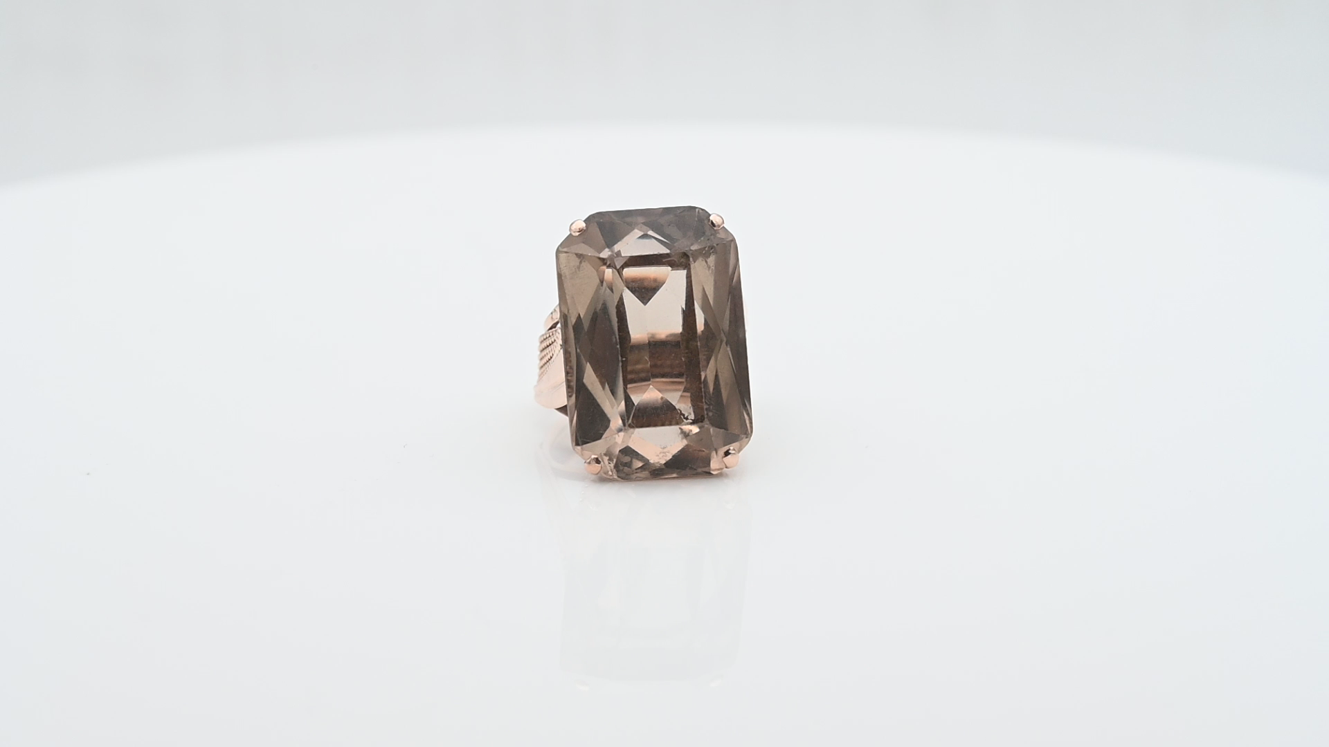 טבעת וינטג' גדולה עם פיתוחים, משובצת סמוקי טופז מלבני בגודל 2.5X1.5 ס"מ - מק"ט 14791, זהב 14K