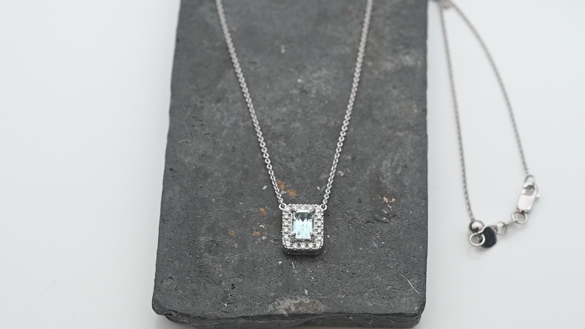 תליון סוליטר משובץ אקווה מרין ויהלומים, כולל שרשרת עם אורך מתכוונן - מק"ט 14815, זהב 18K