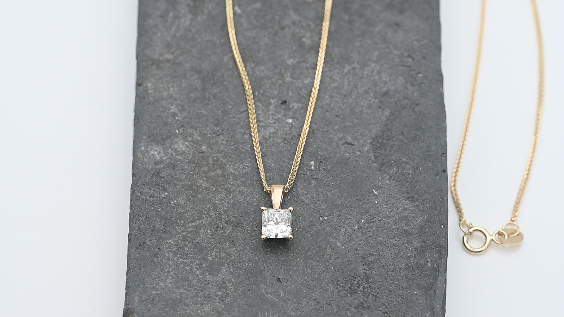 תליון סוליטר משובץ יהלום בחיתוך פרינסס, כולל שרשרת - מק"ט 14822, זהב 14K