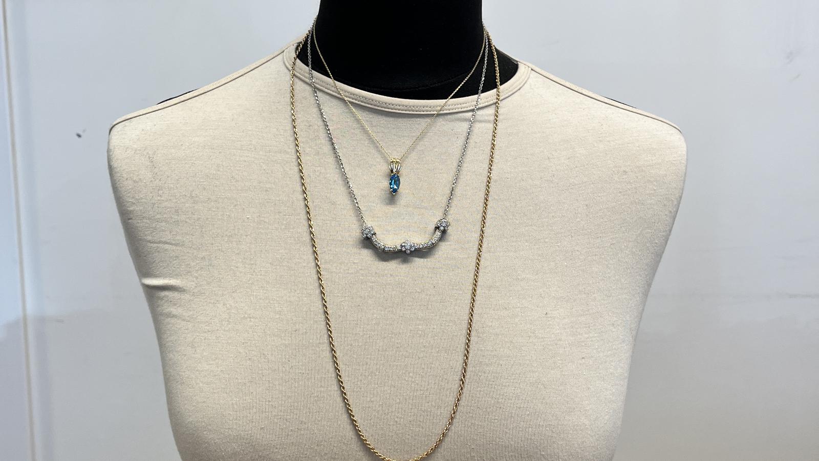 תליון וינטג' שלושה פרחים מחוברים משובצים יהלומים, כולל שרשרת, תליון 18K שרשרת 14K - מק"ט 14819, זהב 18+14K