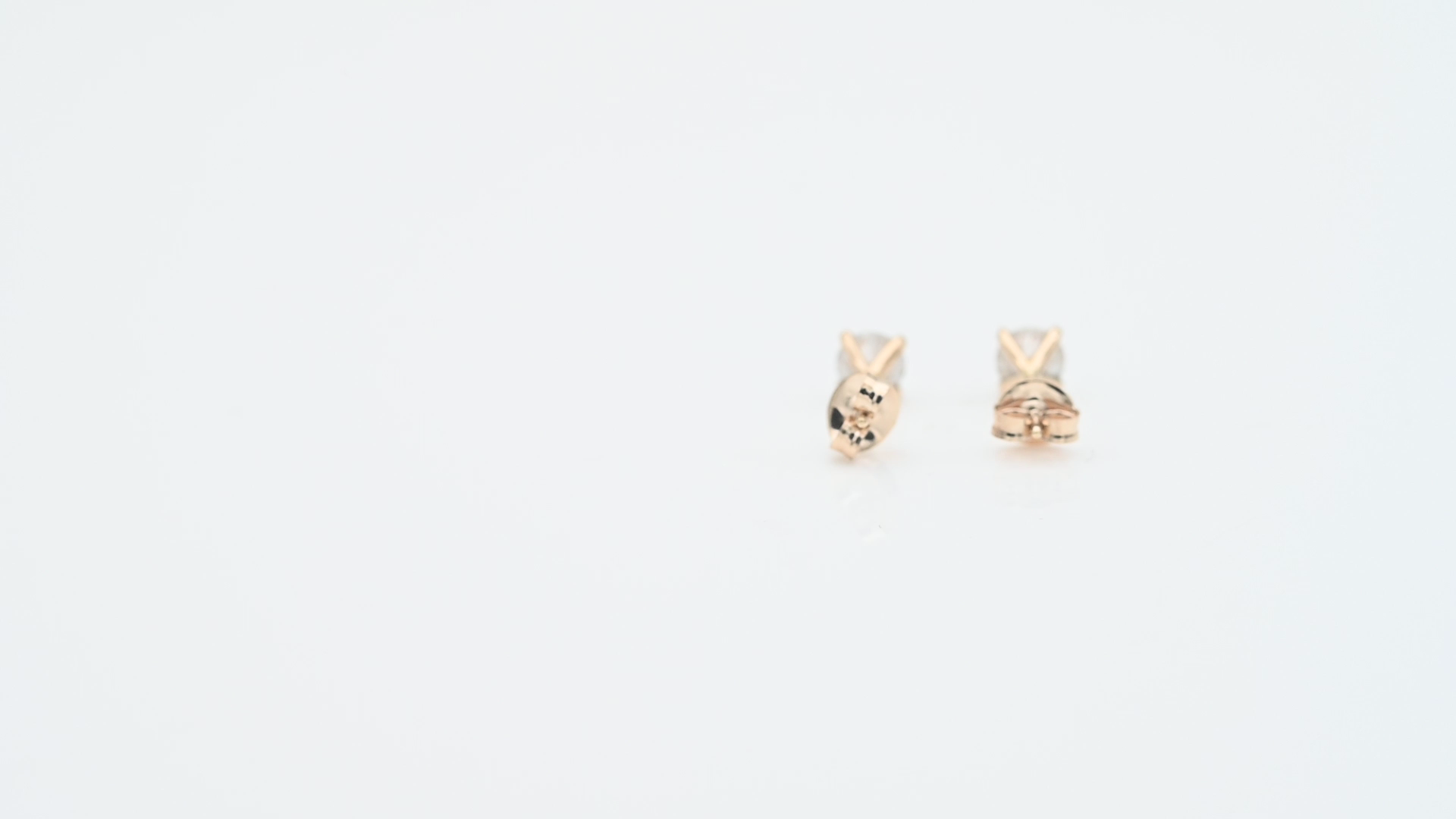 עגילי סוליטר צמודים משובצים יהלומים - מק"ט 14850, זהב 14K