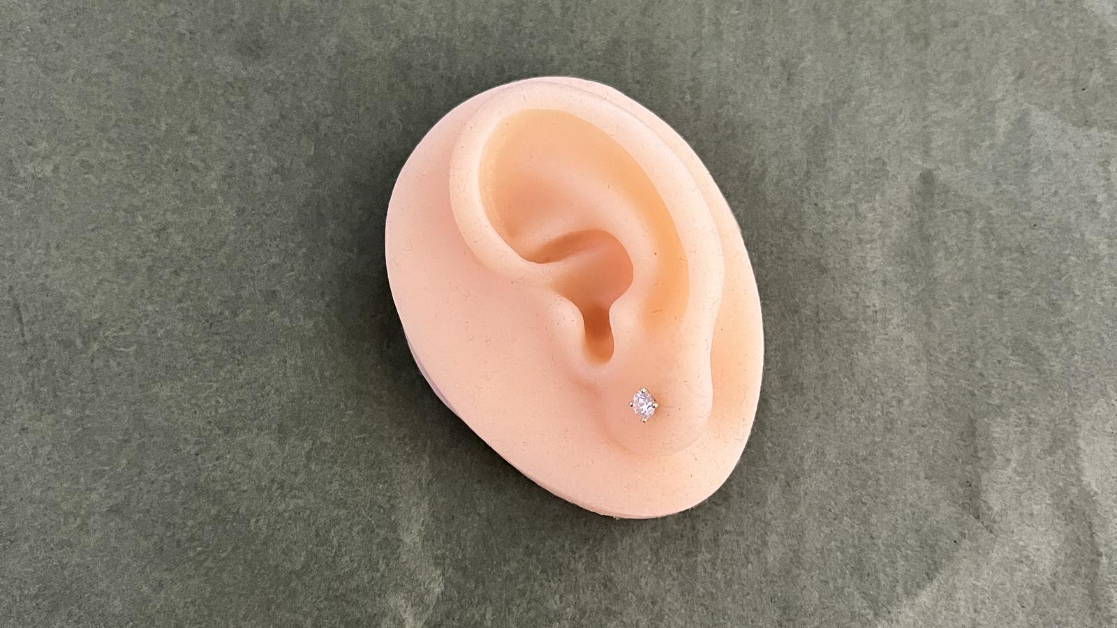 עגילי סוליטר צמודים משובצים יהלומים - מק"ט 14850, זהב 14K